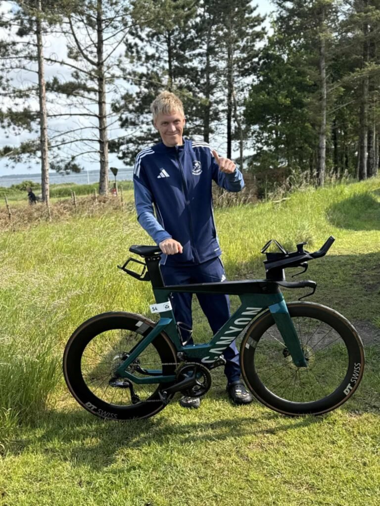 Magni luttók í Flugten til Hvalpsund.